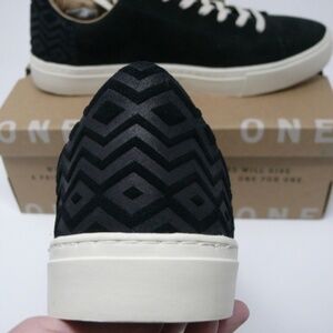Toms Sneakers Mens Size 10 Black Nubuck Lenox NWT NIB